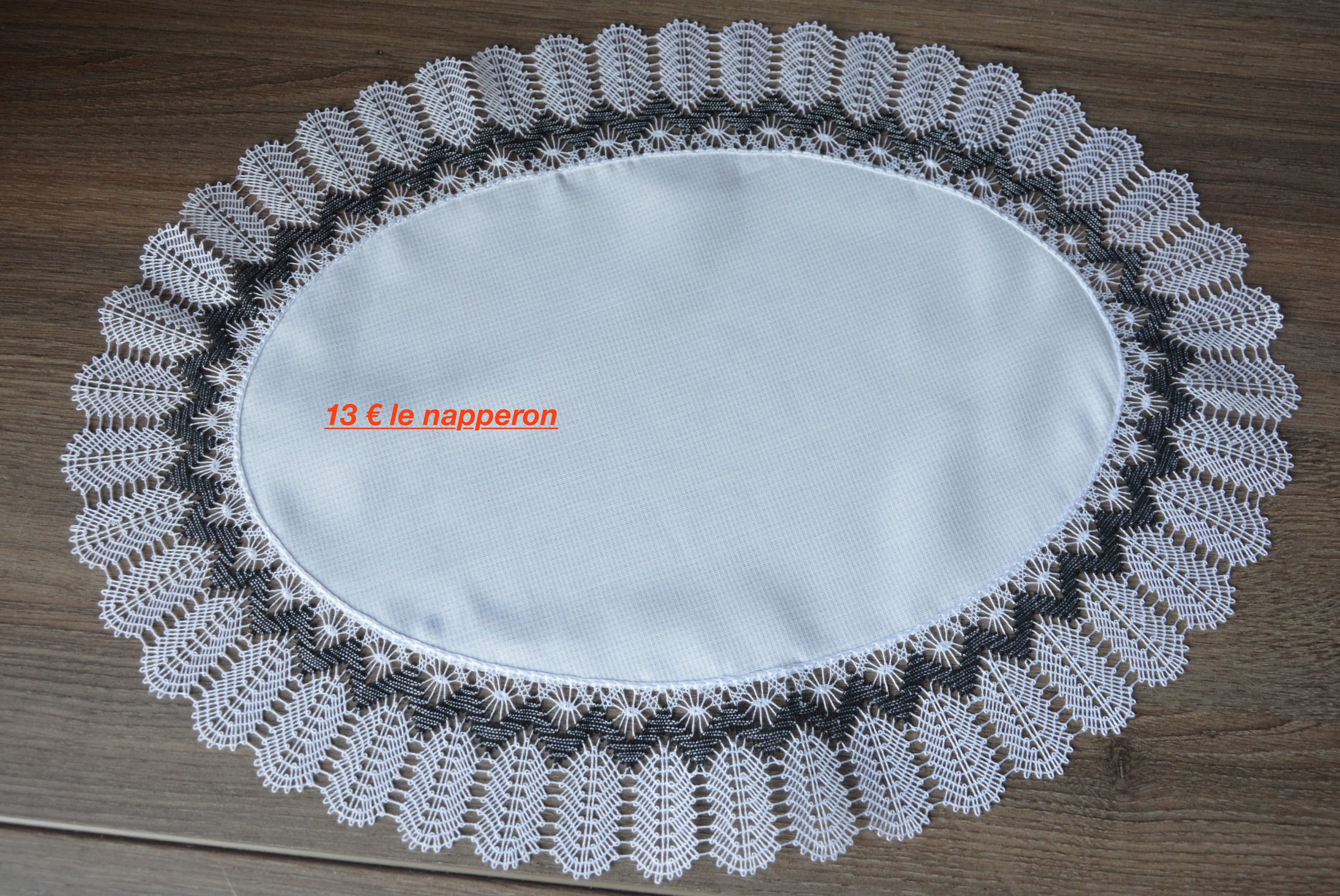 Napperon Ovale en Dentelle Réalisé Aux Fuseaux avec Tissus Incrusté