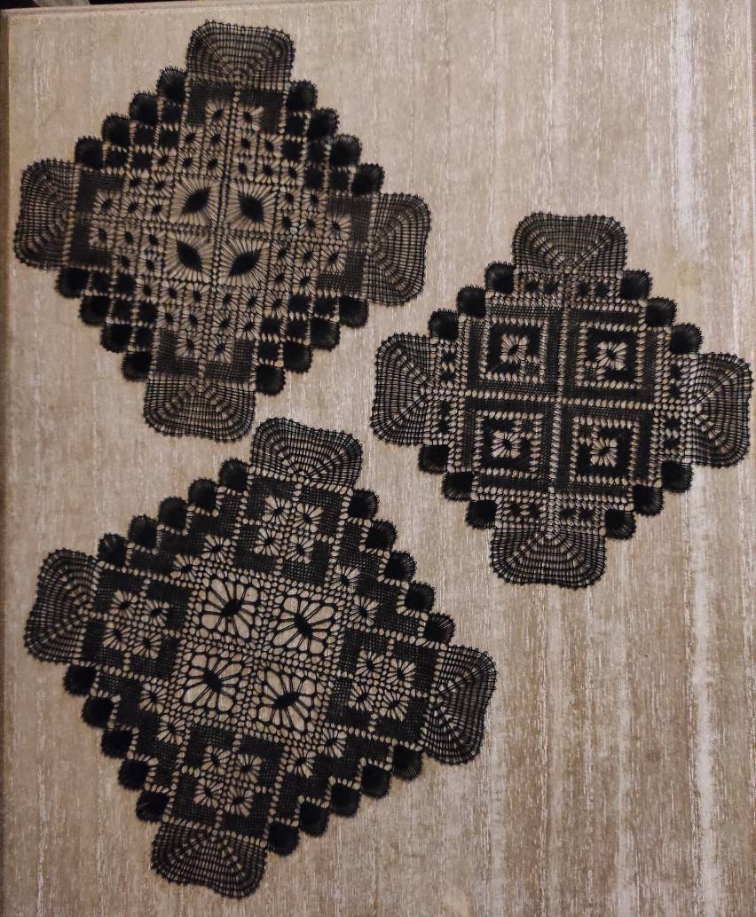 Napperon en Dentelle Noire Fait Main Réalisé Aux Fuseaux