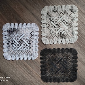 Square lace placemat made with bobbins