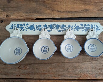 Vintage Pfaltzgraff Yorktowne Blue and White Measuring Cups Complete Set of 4 W/ Rack