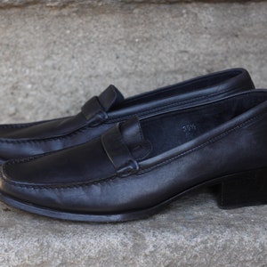 90's Tods Dark Blue Loafers with Small Heel / Vintage shoes / EU 39 1/2 / Made in Italy / Italian Shoes image 2