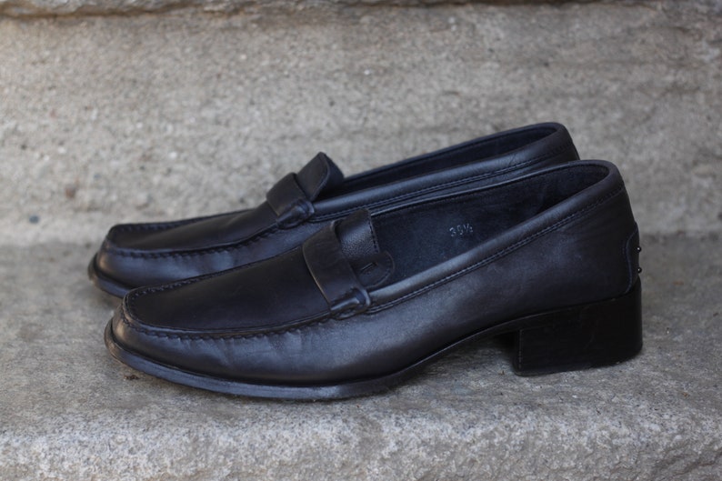 90's Tods Dark Blue Loafers with Small Heel / Vintage shoes / EU 39 1/2 / Made in Italy / Italian Shoes image 2