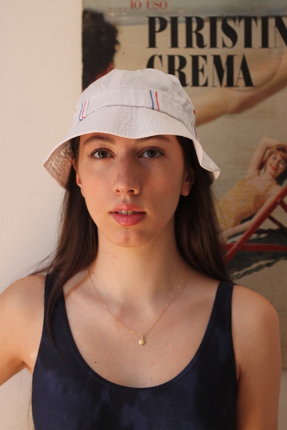 Vintage White Bucket Hat / Red and Blue details / Vin… Gem