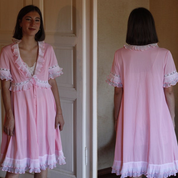 Robe de chambre rose en nylon des années 60 avec fioritures blanches et détails en dentelle / Vêtements vintage Negligee / Vêtements des années 60 / Manches courtes