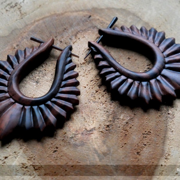 Boucles d'oreilles créoles en bois foncé naturel design cercle pétales de fleurs sculpté Bali artisanal ethnique