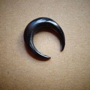1 Ohrdehner-Ohrring aus spiralförmigem Naturhorn mit handgefertigtem ethnischem Design, 4,5 mm – 5 mm