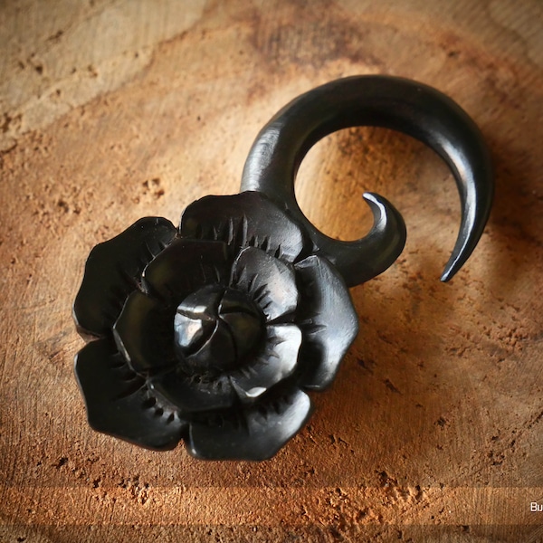 1 écarteur d'oreille en bois noir sculpté design fleur 6mm