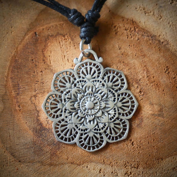 Collier Pendentif fleur  / Necklace Pendant Flower