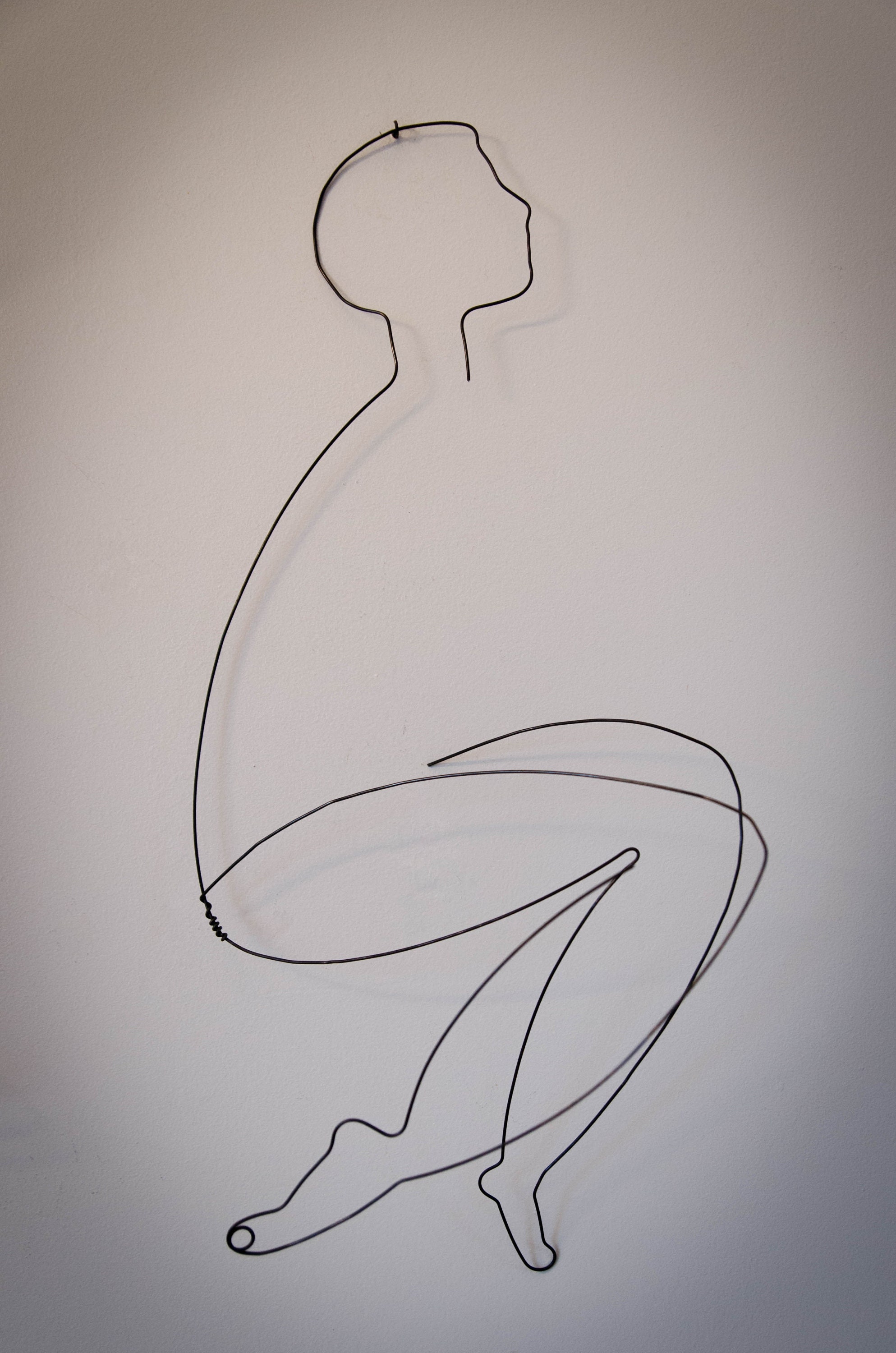 Jeune Homme Assis, Sculpture en Fil de Fer, 35 cm, Déco Murale