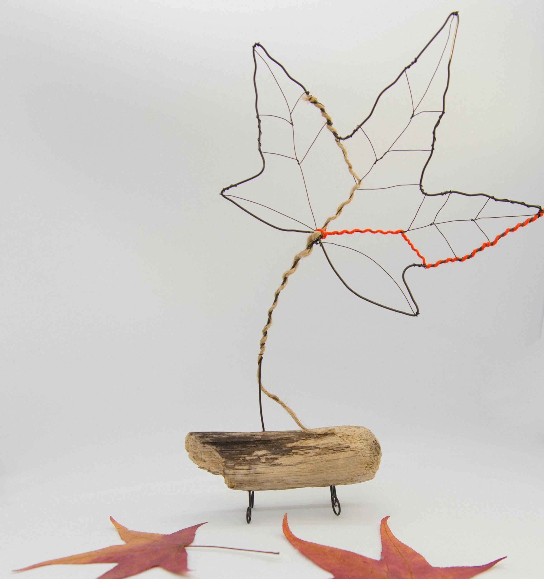 Feuille d'érable Finement Sculptée en Fil de Fer et Lin