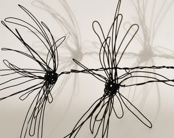 Grande fleur de marguerite décorative en fil de fer noir de 50 cm