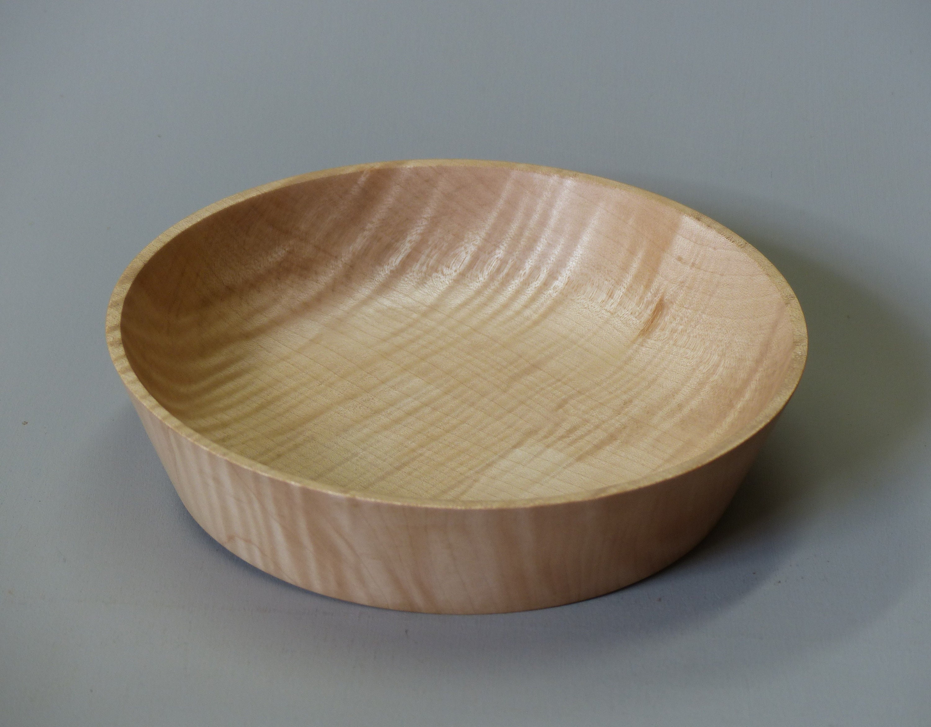 Plat Tourné en Bois de Sycomore Ondé