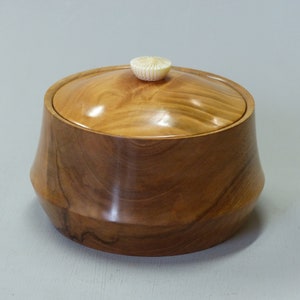 Bonbonnière en bois tourné