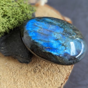 Polished blue green labradorite pebble lithotherapy mineral crystals curiosity cabinet collection