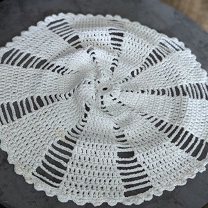 Yizunnu Napperon Rond en Coton Blanc au Crochet en Dentelle Faite à la Main 70-75 cm Yizunnu Napperon Rond en Coton Blanc au Crochet en Dentelle Faite à la Main 70-75 cm