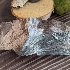 Stibnit, stibnit, antimonkristall, kristaller, mineraler, samling, kuriosakabinett