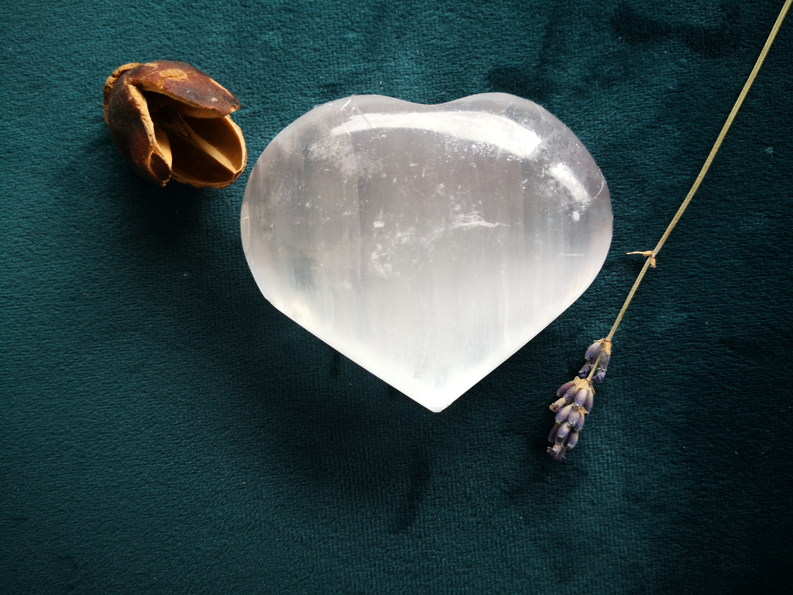 Sélénite Coeur Galet 65 mm Nettoyage Aura Pierre Naturelle Maroc