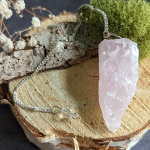 Rabdomanzia in pietra di cristallo di pendolo di quarzo rosa grezzo