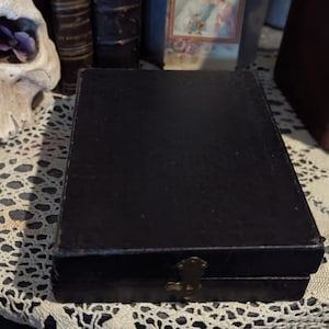 Antigua caja de cartón del siglo XIX