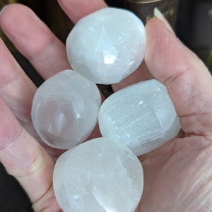 Selenite tumbled peirre rolled cleaning aura natural stone Morocco