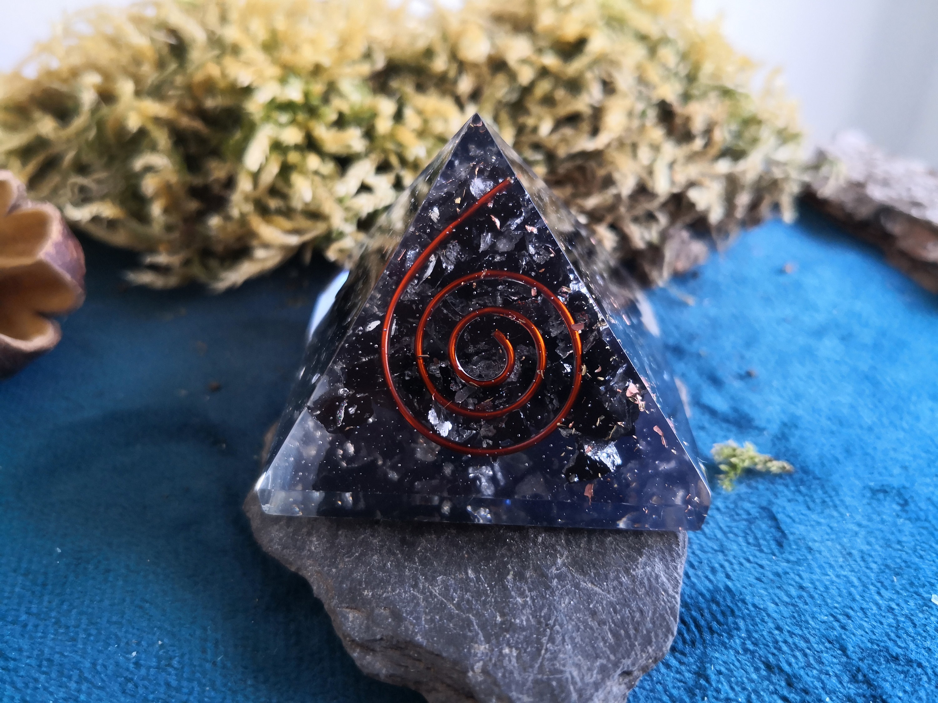 Pyramide Orgonite Tourmaline Pour Souhait ou Méditation Magie Égypte Cristal de Guérison