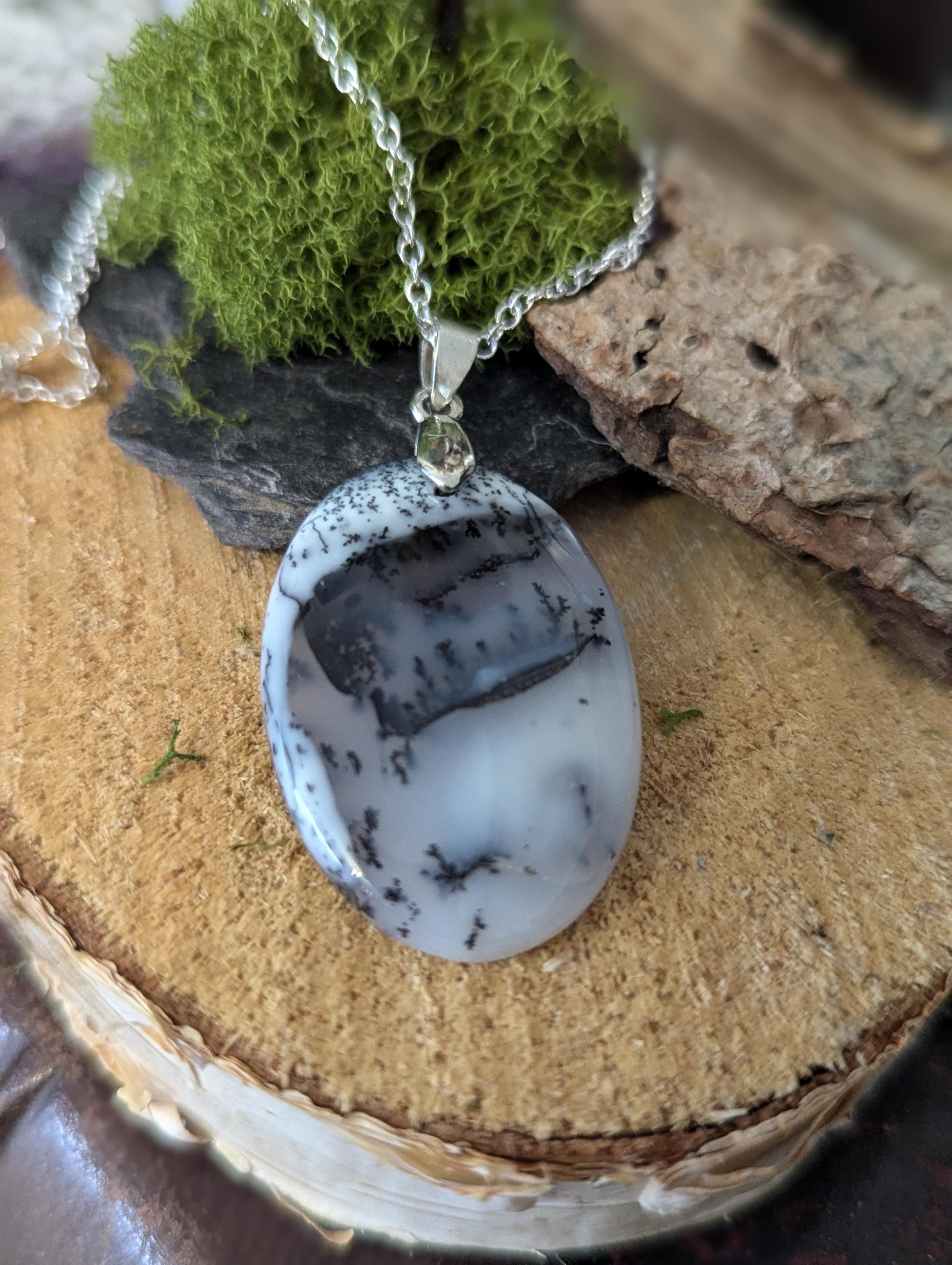 Collier Ras Du Cou En Alliage Argenté Avec Breloques Agates Multicolores - 40 Cm