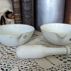 Antiguo juego francés de 1910 de 2 cuencos de farmacia de porcelana blanca con un mortero de laboratorio de farmacia de aluminita.