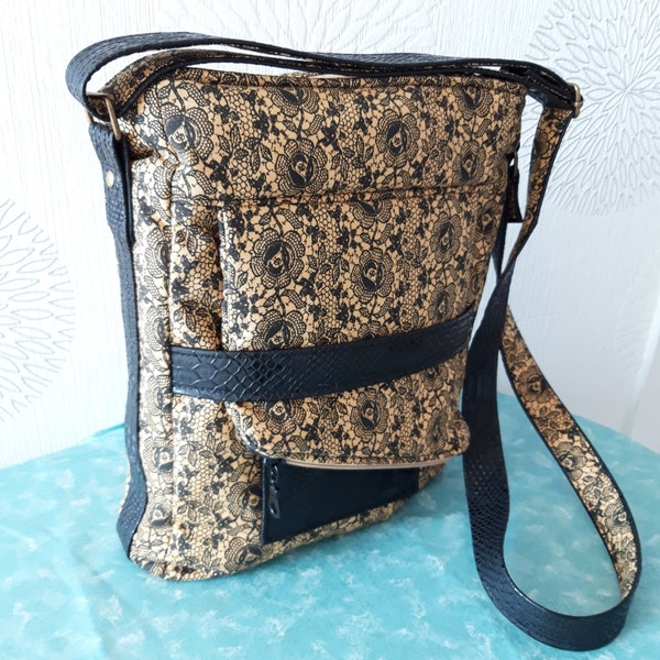 Petit sac bandoulière, Chris Satchel,  de Uh Oh créations en tissu patchwork tons beige et simili comodo noir.