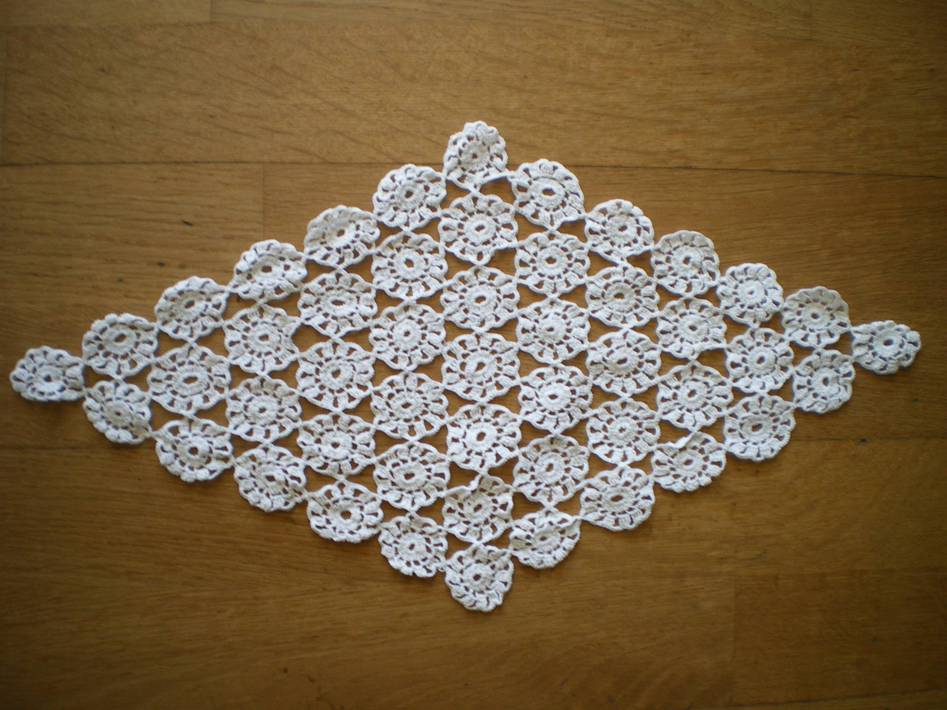 Napperon en Losange Entièrement Crocheté Main , Blanc, Vintage,