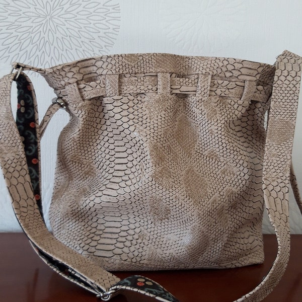 Sac seau, en simili beige façon serpent, fait main, bandoulière règlable, modèle Calypso de Sacôtin.