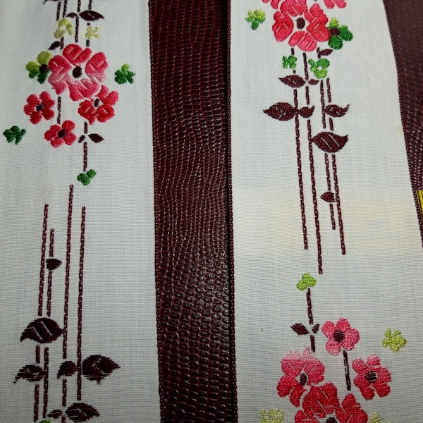 galon en coton blanc brodé de fleurs rose et feuilles marron, finition bords broderie marron