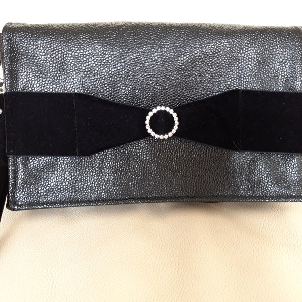 Pochette en simili noir brillant, pour soirée, avec dragonne amovible, décoration velours noir et boucle de brillants