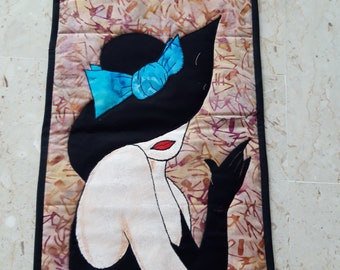 Petit patchwork, tenture murale, "Dame au chapeau" noir et ruban bleu.