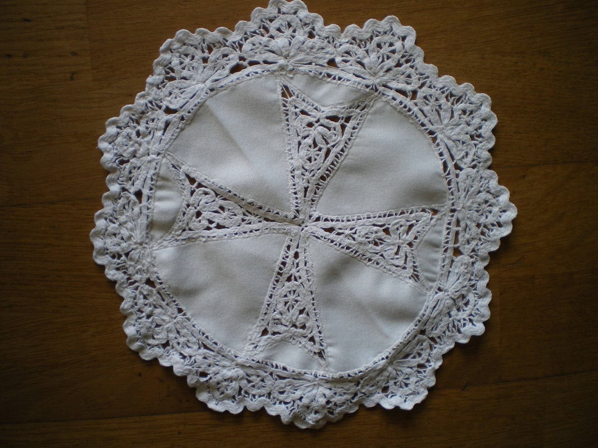 Napperon Rond Ancien Réalisé à La Main, Blanc Vintage,