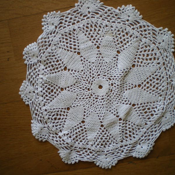 napperon rond entièrement crocheté main