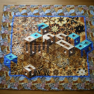 Peut inclure: Une courtepointe avec un tissu imprimé animal brun, beige et blanc. Le centre de la courtepointe présente un motif géométrique avec des carrés bleus et turquoise. La courtepointe est entourée d'une bordure en tissu imprimé animal brun, beige et blanc.