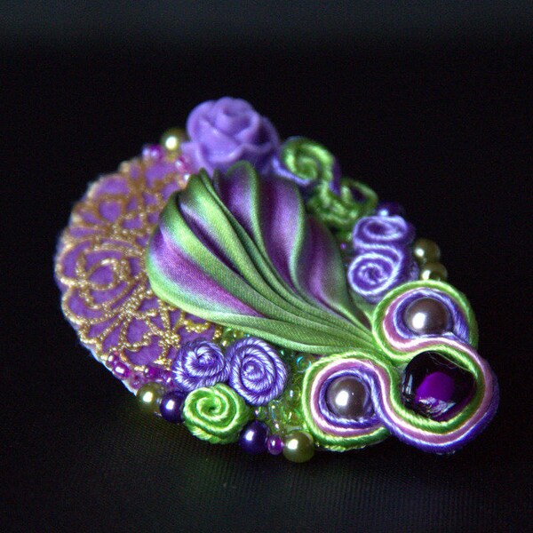 Broche brodée en soutache et soie shibori