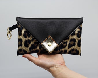 Pochette léopard noir et dorée en simili cuir