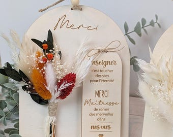 Decorative rounded sign with dried flowers and personalized tag – End-of-year gift for teachers, nannies, and teaching assistants – Customizable message
