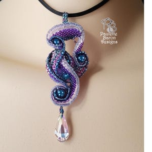 Pattern for Interlocking Spirals Pendant, 3D beaded flat Ppeyote. Beadweaving with seedbeads, crystals & pearls. Similar to Cellini Spiral
