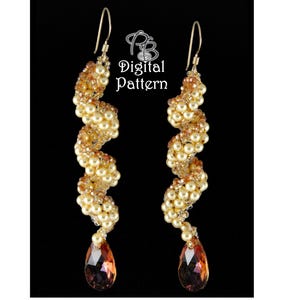 Könnte beinhalten: Ein Paar lange, goldfarbene Ohrringe mit einem Spiraldesign aus kleinen, weißen Perlen und bernsteinfarbenen Perlen. Jeder Ohrring hat einen tropfenförmigen, facettierten, bernsteinfarbenen Kristallanhänger.