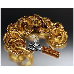 Può includere: Un braccialetto di perline dorate con un design intrecciato. Il braccialetto ha una chiusura a scatto.