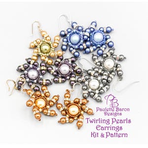 Op de afbeelding: Een verzameling van zes stervormige kralenoorbellen met centrale parels omringd door kleinere kralen en kristallen tussenstukjes. De tekst luidt Paulette Baron Designs Twirling Pearls Earrings Kit & Pattern in paars schrift.