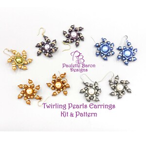 Op de afbeelding: Vier paar stervormige kralenoorbellen in goud-, donkerpaars-, blauw- en zilvertinten, elk met een centrale parel omringd door kleinere kralen en kristallen. Tekst: Paulette Baron Designs Twirling Pearls Earrings Kit & Pattern.