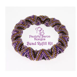 Puede incluir: Kit de recarga de pulsera de cuentas de color morado, dorado y negro. El kit es para una pulsera de cuentas con un diseño en espiral. El kit es de Paulette Baron Designs.