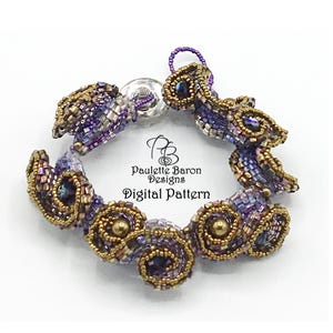 Pode incluir: Um bracelete de contas com um esquema de cores roxo e dourado. O bracelete é feito de contas pequenas e apresenta um design em espiral. O bracelete é preso a um fecho prateado. O texto "Paulette Baron Designs Digital Pattern" é visível no bracelete.