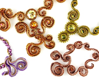 Patrón PDF de collar de fantasía de filigrana con espirales de cuentas de peyote planas en 3D, bisel Rivoli tejido con cuentas con cuentas y perlas Tutorial de tejido de cuentas de peyote