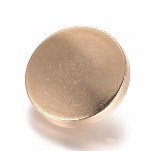 Peut inclure: Un bouton rond et plat de couleur dorée.