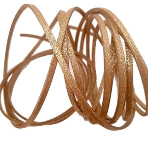 Peut inclure: Un bobine de cordon en cuir doré pailleté. Le cordon mesure environ 5 mm de large et est parfait pour les projets d'artisanat.
