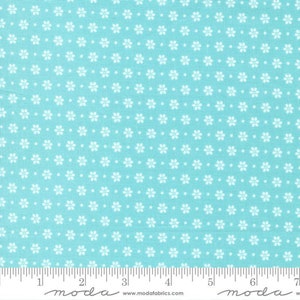 Bountiful Blooms - Sherri & Chelsi - Daisy - Spray - 37664-18 - Fabric is sold in 1/2 yard increments and cut continuously